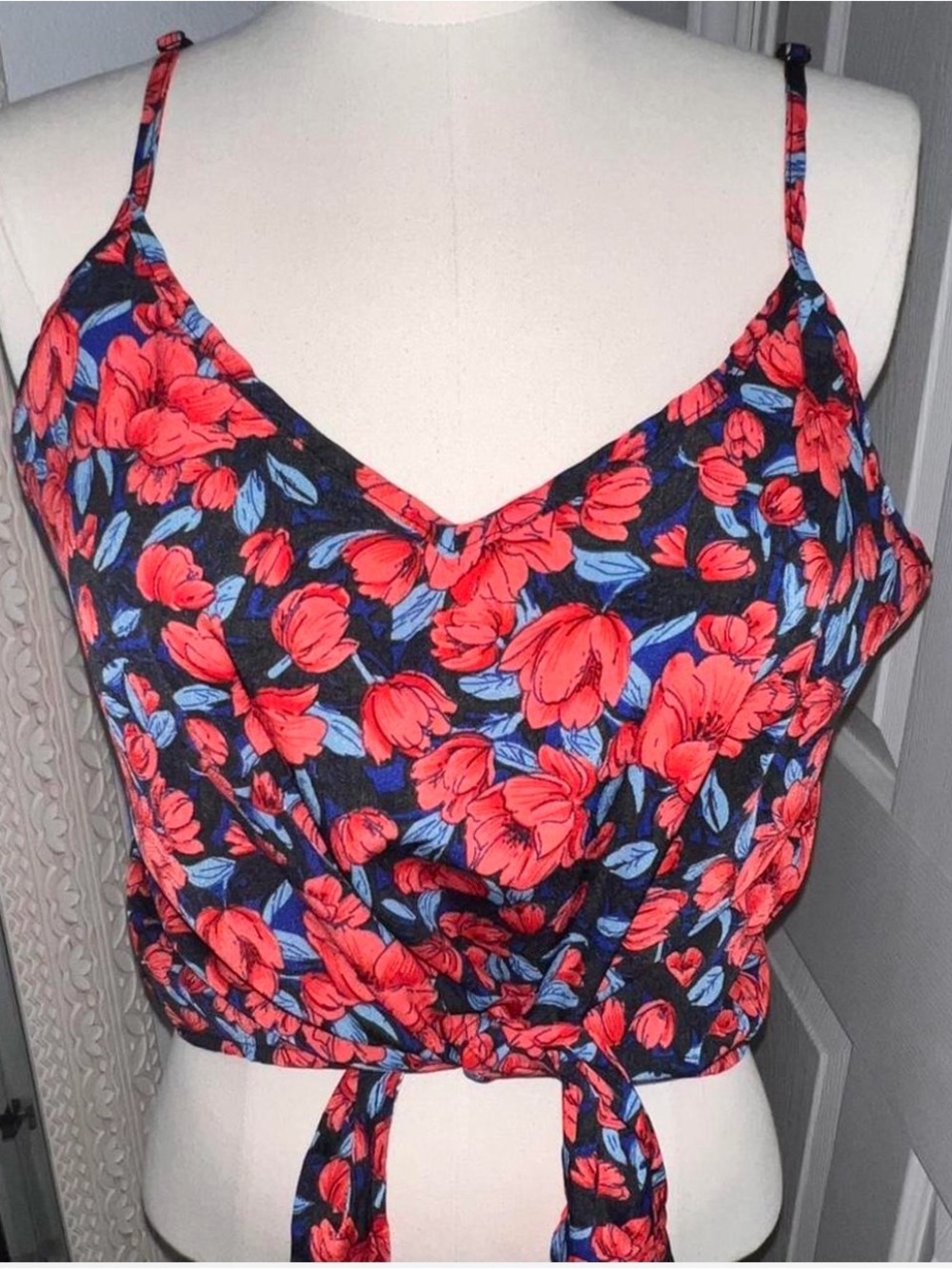 SHEIN Black Floral Tie-Front Spaghetti Strap Crop Top with Red & Blue Flowers